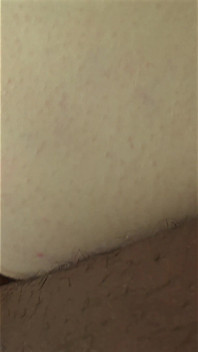 Meisje met dikke kont krijgt hardcore-seks door een zwarte pik met sperma dat uit haar poesje druipt