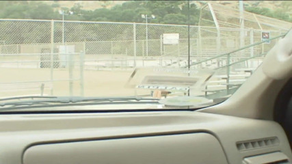 Get Your Fix: Duas meninas mais velhas pegam uma líder de torcida curiosa...