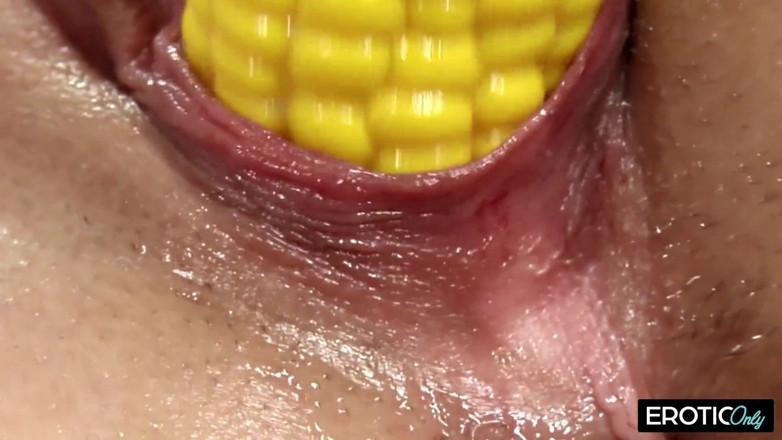 Xxxlover: Si rambut coklat menyumbat kote jagung dan dildo dalam pepeknya