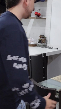 Si Dia mengongkek adik tirinya di pujama ketat di ruang tamu