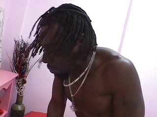 Hot and Wet: Pěkná prsa černá děvka dostane sperma do úst po tvrdém šukání v posteli