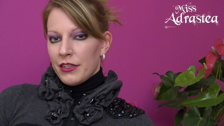 Miss Adrastea: Le son de ma voix te rend faible !
