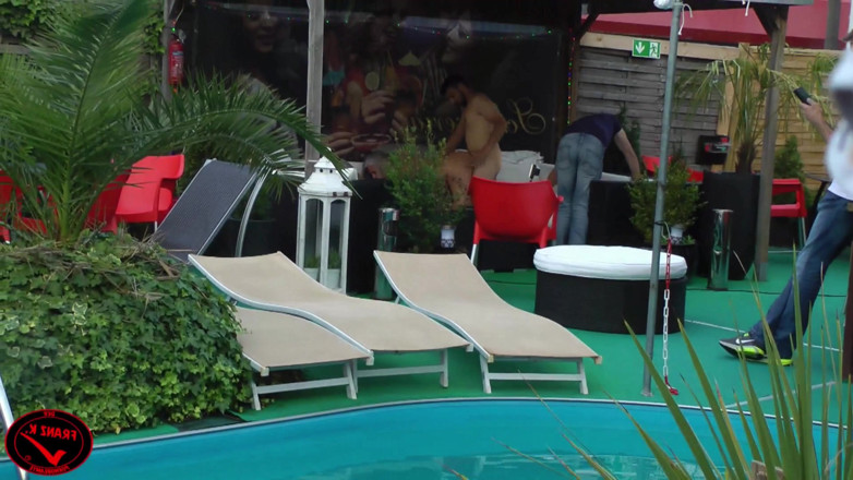 Der Pornobeamte: 더티 티나가 스윙어 클럽에서 이용당하고 섹스했어요!
