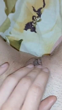 Eu fantasio sobre sexo com minha madrasta e me masturbo