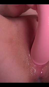 Fată excitată își umple pizda cu cremă folosind un vibrator imens