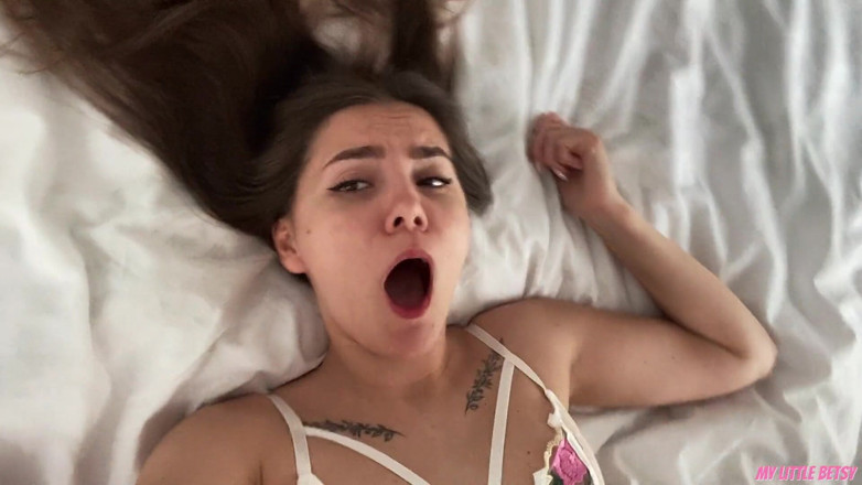 My Little Betsy: Momy evde değilken, üvey babam beni sikiyor ve umurumda değil