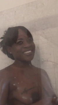 Oshun Breeze, une BBW à forte poitrine à la peau noire baise une bite noire pour profiter du sperme