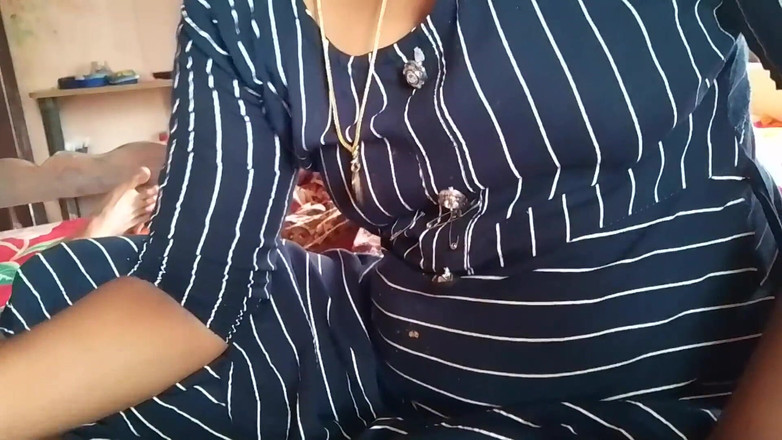 LEGSCOUPLE12: Tamilská žena v domácnosti dává svému manželovi penis do pusy a...