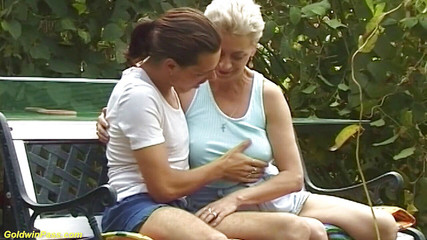 Goldwin pass: la nonna tettona pelosa ama il sesso selvaggio all'aperto con...