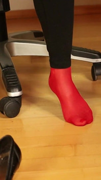 Rote strümpfe &stiletto Footplay unter leggings