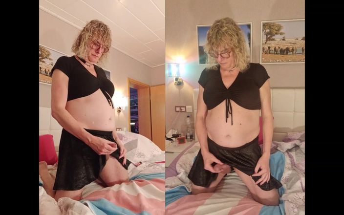 TSLillySophie: Ts lilly sophie lagi asik mainin girlsdick dan toket besarnya...