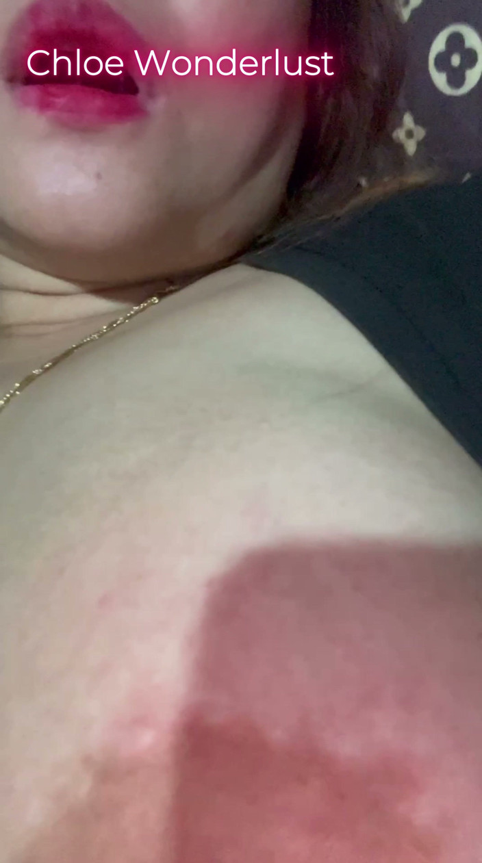 Chloe Salvador: MILF Asia Panas Chloe Mengongkek Pepeknya Dengan Dildo Besar Untuk...
