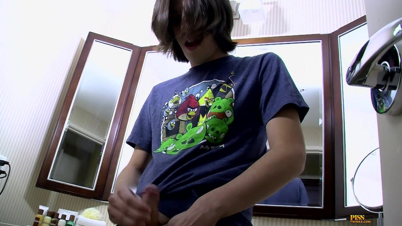 Piss Twinks: Fofo garoto sem cortes esguicha e absorve