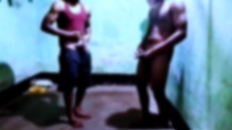 Desi Tits: Il vicino patrigno twink si scopa le tette storie di...