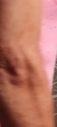 Travmichelle indossa un sexy orsacchiotto rosa con reggicalze che gioca con il suo cazzo
