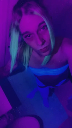 CarmenMelatonin: Sexy klubová holka, vy mravenci šukají na rave