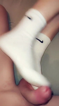 Footjob in langen socken und kommt auf socken