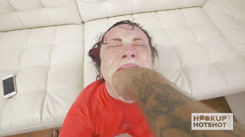 Hookup Hotshot: Drobná zrzka Chloe Carter potká chlapa na seznamce, který jí šuká...