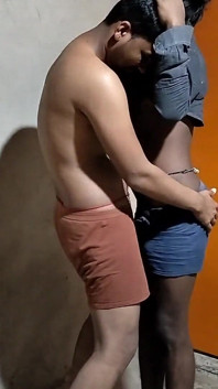 Přicházím domů a šukám chlapce