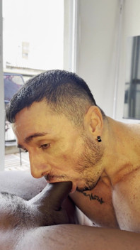 Un armăsar musculos este futut, însămânțat și umplut cu spermă de 10 pulă neagră