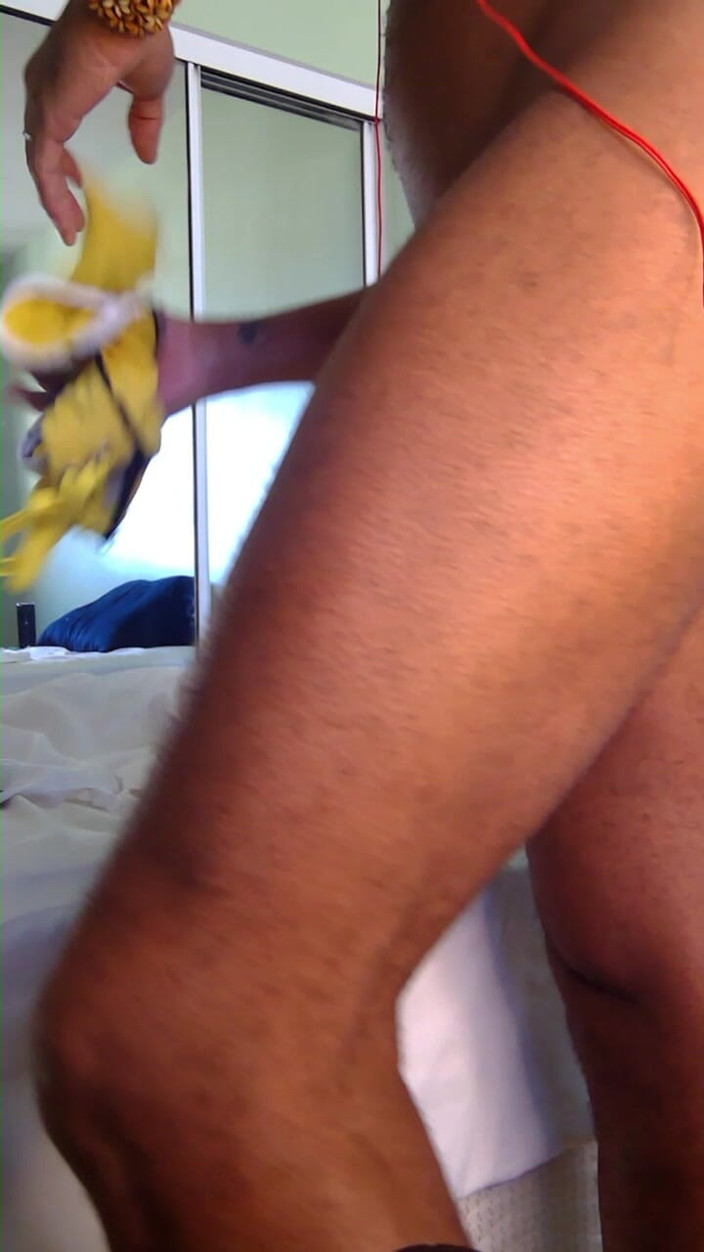 Kennie Jai: Kennie Jai s’exhibe devant une webcam pour son client