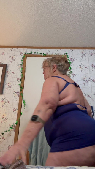 Big Ass 4 U: Oma fickt Nicht Sm Penis. Sie demütigt