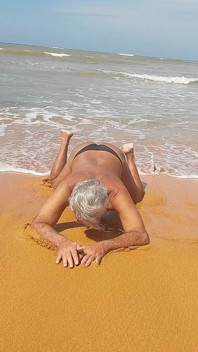 Ladysilva en la playa en bragas bronceando su culo caliente