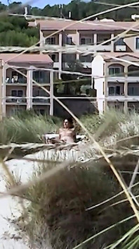 Calda mora nuda tra le dune