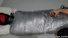 Lo schiavo mummificato ha un orgasmo rovinato