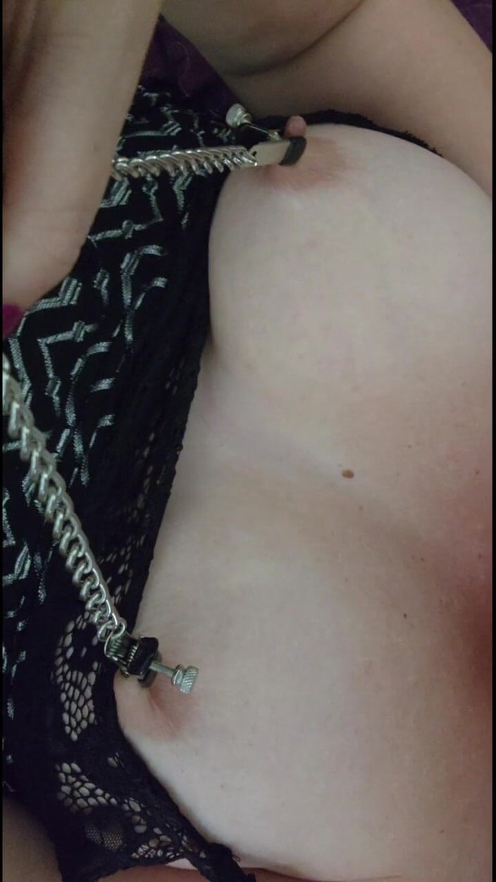 Dainty Deviant: 热辣的丰满熟女让匿名男人控制她的蓝牙郁郁葱葱的振动，直到她高潮