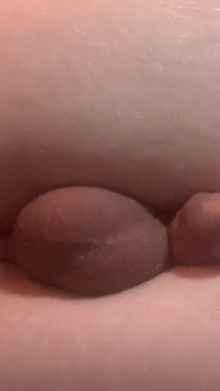Femboy Twink pieprzy spust z siebie