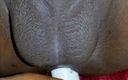 Sissy shemale: Schwarzer sissy-arsch von einer flasche gefickt