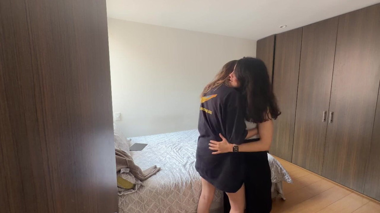 scarlettandc: İki kadın tatmin etmeye çalışıyor