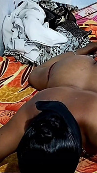 Indická sexy manželka Domácí lízání kundičky kouření footjob šukání