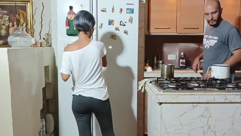 Swingersamateur40: 남편이 떨어져 있고 배다른 아들과 함께 큰 창녀처럼 행동할 때 나는 즐긴다.