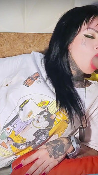 Sexul gotic tatuat cu volane, sex oral și provocare cu mână cu triplu finisaj pe față