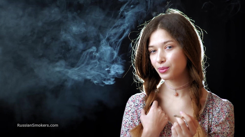 Russian Smokers: Awek Rusia seksi menggoda rokok dengan perlahan
