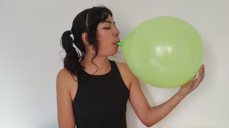 Cindy Luna Petite: Minyon latin looner renkli balon terapisi masajı yapıyor