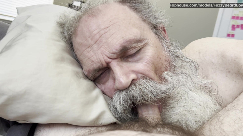FuzzyBeardBoy: Alter bärtiger schwanzlutscher nimmt riesige ladung direkt in seinen Möwen