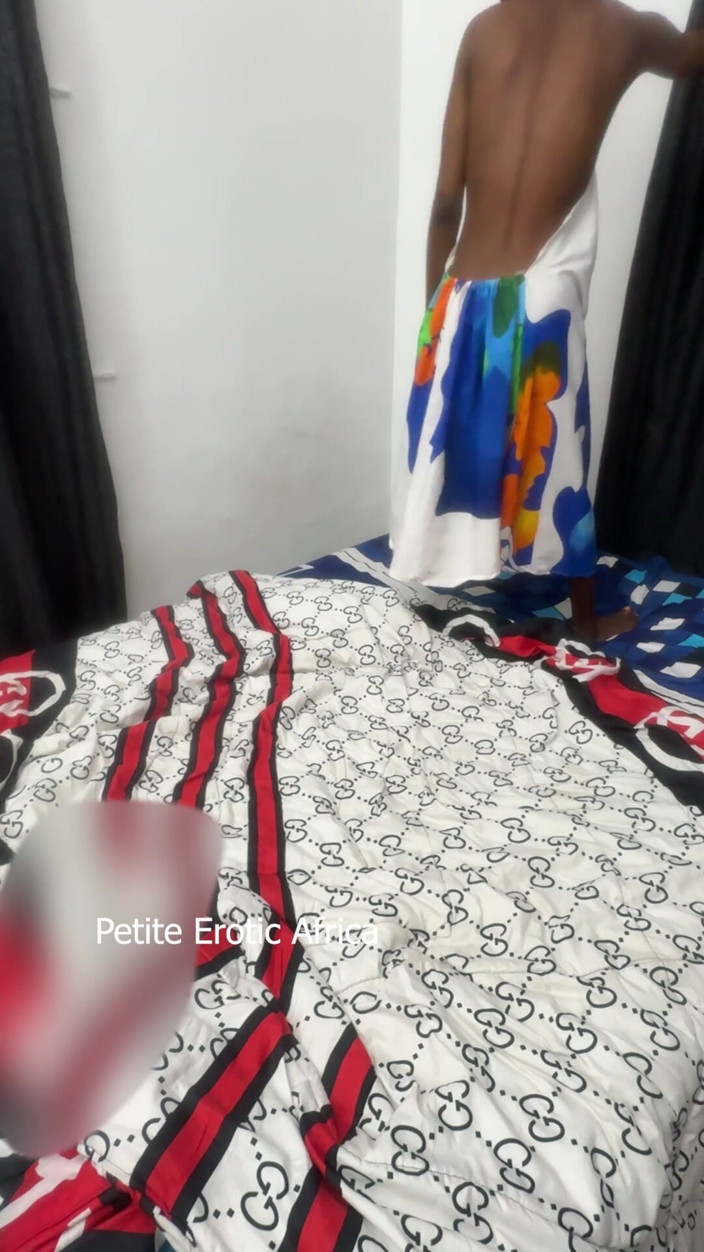 Petite Erotic Africa: Küçük kıyafetlerle biniyor