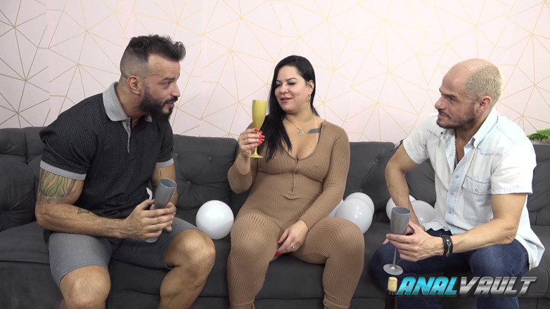 Anal Vault: Thiara, MILF si rambut coklat dengan tetek besar, menikmati seks...