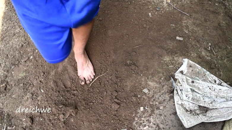 Dreichwe: Digging with the feet