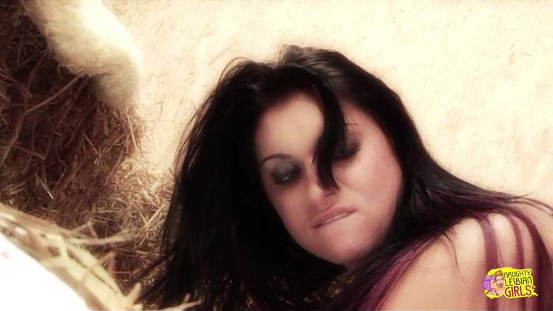 Naughty Lesbian Girls: Cowgirl pirang semok suka berhubungan seks di jerami dengan pasangan...