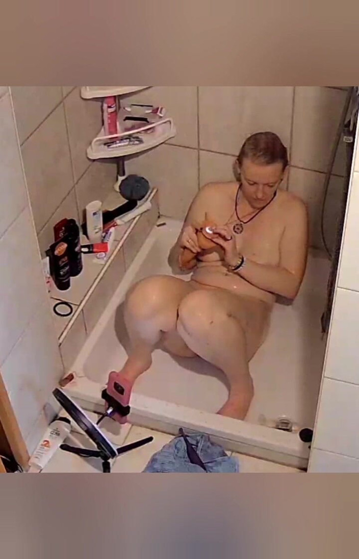 KittieNoOne: Mengongkek pantat saya di bilik mandi