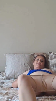 Une MILF à gros nichons fait pipi et fourre des collants dans sa chatte.