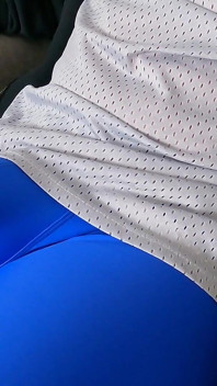 Eu recebo uma ereção e ejaculo quando sinto a protuberância nas minhas leggings.