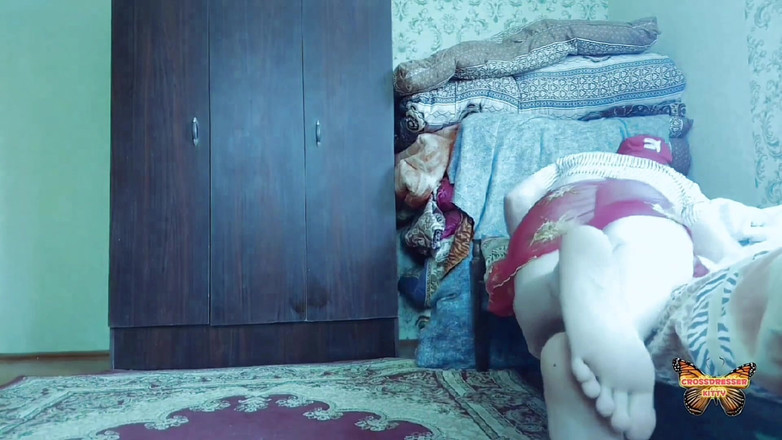 Kitty_Cross: Lelaki Pondan yang luar biasa menunjukkan kaki dalam seluar ketat...