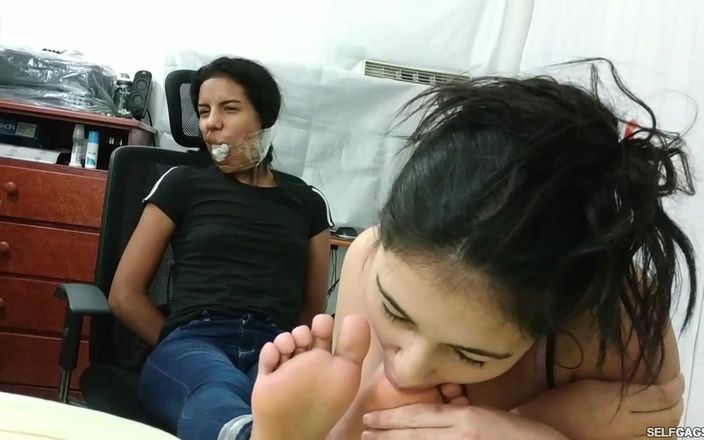 Selfgags Latina Bondage: Limpando os pés super fedorentos da minha meia-irmã! (episódio 1 de 2)