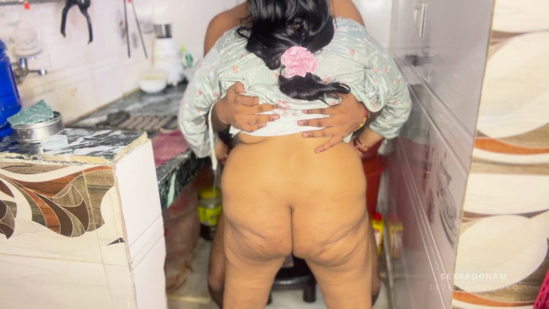 Badal09: Stepsister-in-law's Saree Slipped in the Kitchen - Stepbrother-in-law Squeezed Her Before...