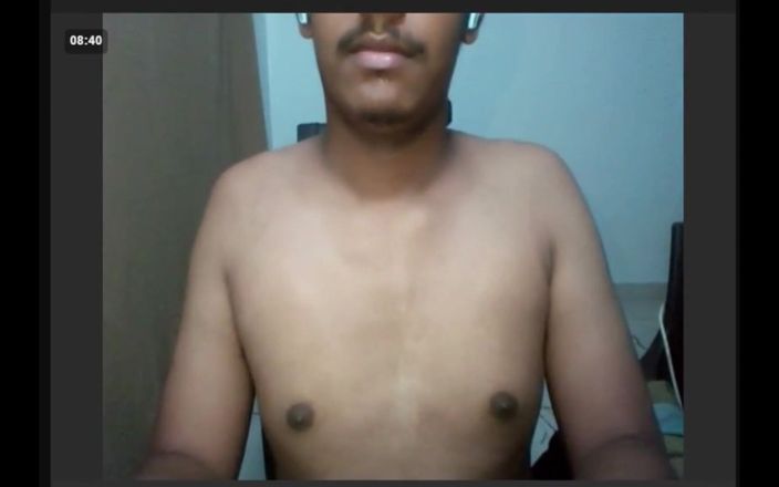 Brown Guy Studio: インド人の男は、継母のパンティーを着て彼の黒いコックをピクピクさせます